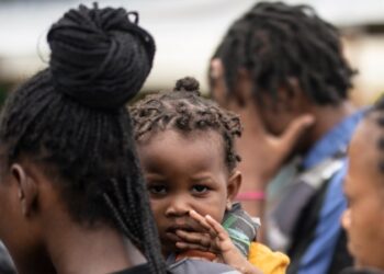 Migrantes africanos utilizan Colombia en tránsito aéreo hacia El Salvador para evitar el Darién