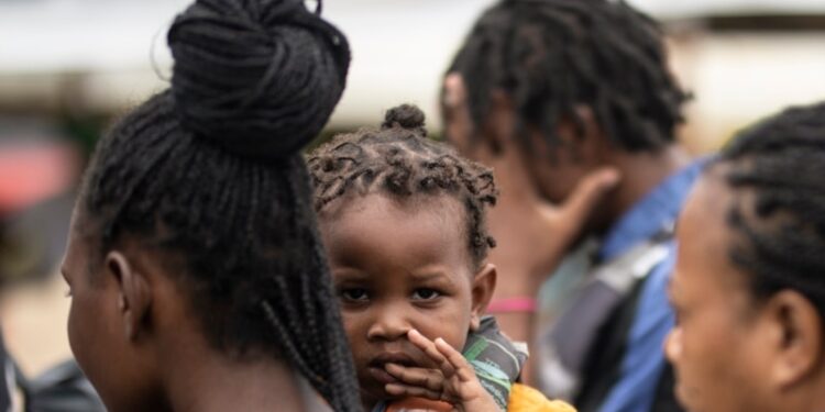 Migrantes africanos utilizan Colombia en tránsito aéreo hacia El Salvador para evitar el Darién