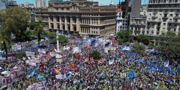 Argentina: principal central sindical y organizaciones sociales protestan contra el decreto de Milei