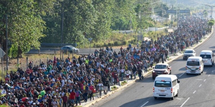 Caravana de migrantes continúa marcha por México: piden más oportunidades para quienes huyen de la pobreza