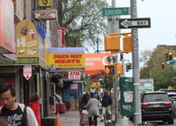 Drama en Nueva York: niña de seis años llamó al 911 para reportar la muerte de su madre en Navidad