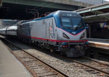 Varias ciudades de noreste estadounidenses estarán sin el servicio de tren al menos dos días más a causa de deslizamiento que taponan la vía