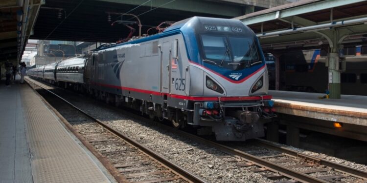 Varias ciudades de noreste estadounidenses estarán sin el servicio de tren al menos dos días más a causa de deslizamiento que taponan la vía