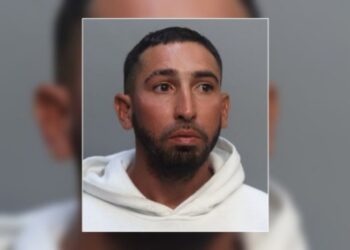 Horror en Florida: Hombre le dio un dulce con marihuana a una niña y luego la violó en el baño del Dolphin Mall