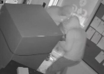 Captado en VIDEO: Descarados ladrones roban una joyería en Miami-Dade y se llevan miles de dólares