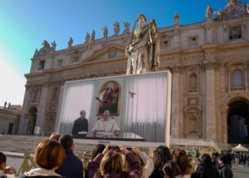 El papa dice que se siente mejor, pero nuevamente no aparece en la ventana en el Vaticano