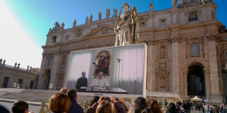 El papa dice que se siente mejor, pero nuevamente no aparece en la ventana en el Vaticano