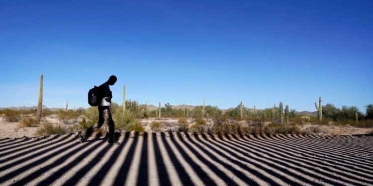 Aumentan cruces ilegales en frontera EEUU-México mientras el Congreso debate límites al asilo