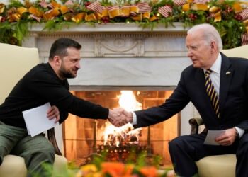 El presidente Biden reitera el apoyo estadounidense a Ucrania