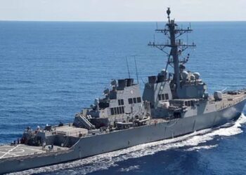 Atacan en el Mar Rojo un buque de guerra de EEUU y varios barcos comerciales