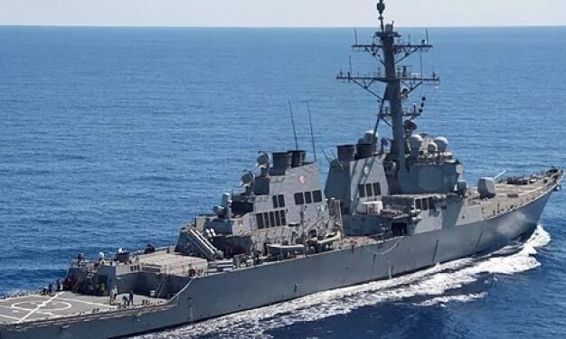 Atacan en el Mar Rojo un buque de guerra de EEUU y varios barcos comerciales
