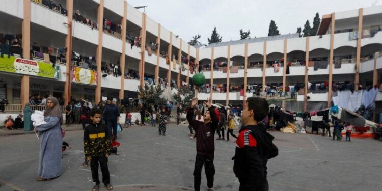 Palestinos buscan seguridad en medio de ofensiva de Israel en Gaza