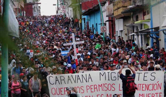 López Obrador acusa a traficantes de personas de organizar caravanas migrantes en México