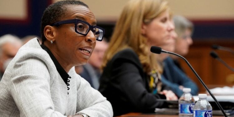 Rectora de Harvard seguirá en el cargo pese a controversia por testimonio sobre antisemitismo