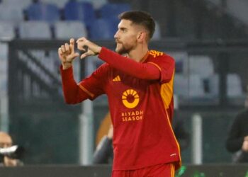 Napoli quedó con nueve y cayó doblegado por la Roma