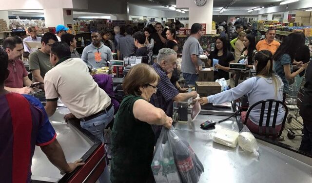 Supermercados flexibilizan sus horarios por temporada navideña