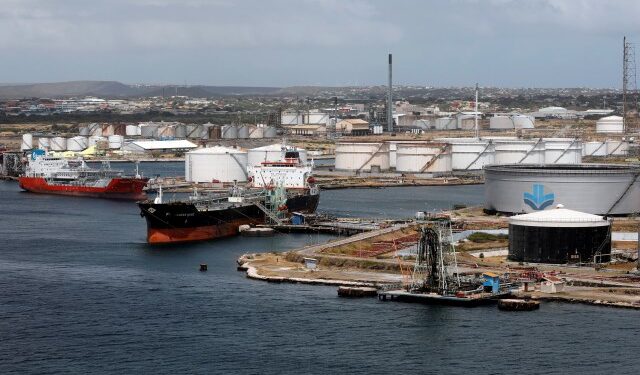 Reuters: Pdvsa suministrará combustible a refinería de Curazao para saldar deudas