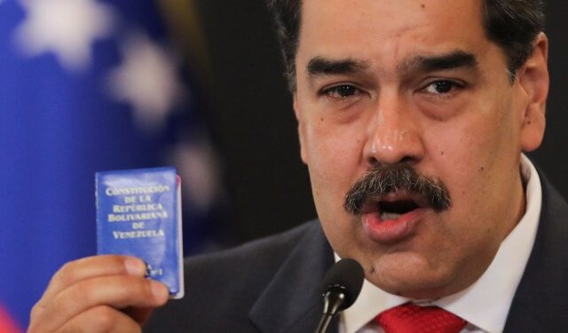 Maduro considera traer al debate un referéndum constitucional, tras 16 años de la derrota histórica de Chávez (Video)