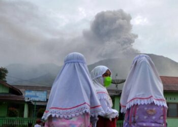 Más de 10 alpinistas fallecidos y doce desaparecidos tras erupción de un volcán en Indonesia