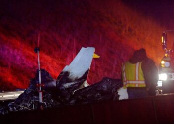 EN IMÁGENES: Avioneta aterrizó de emergencia en una autopista de Carolina del Norte y estalló en llamas