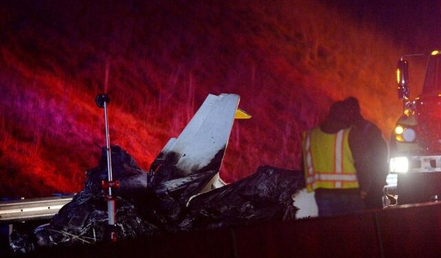 EN IMÁGENES: Avioneta aterrizó de emergencia en una autopista de Carolina del Norte y estalló en llamas