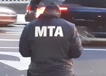 Se quitó la ropa y saltó desnudo a las vías del metro en Nueva York