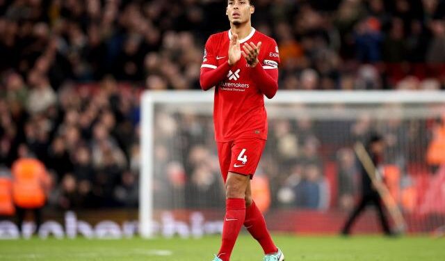 Liverpool se atascó ante Manchester United y cedió el liderato al Arsenal