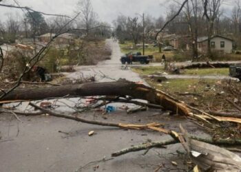 Buscan sobrevivientes y examinan los daños después de que tornados dejaran un rastro mortal en Tennessee