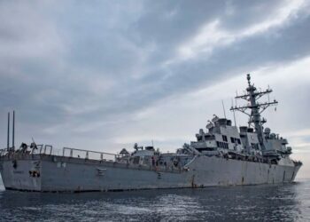 Destructor de EEUU respondió ataque contra un buque comercial en el mar Rojo