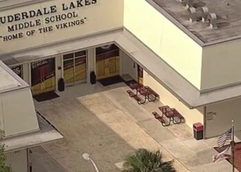 Tres estudiantes de una escuela en Broward terminaron en el hospital por una aparente sobredosis