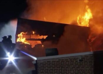 VIDEO impactante: Un gran incendio arrasa una antigua estación de bomberos en Washington