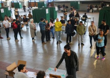 Chilenos salen a votar por una nueva propuesta constitucional