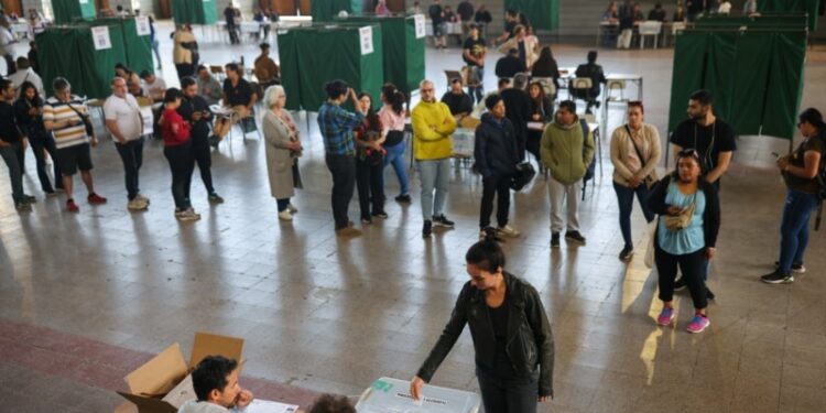 Chilenos salen a votar por una nueva propuesta constitucional