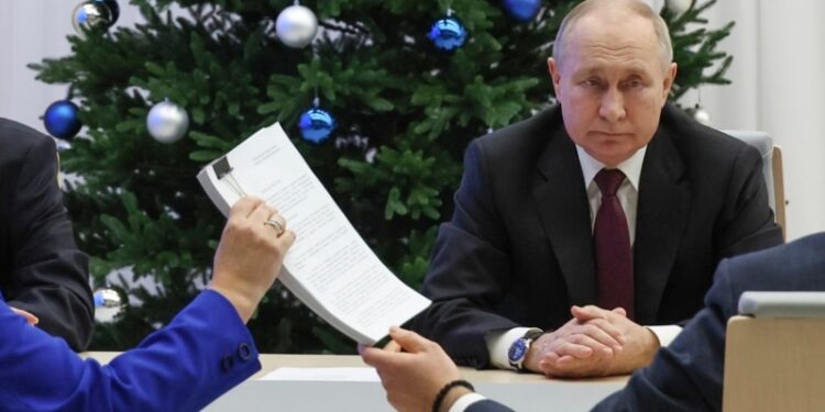 Putin presenta documentos para postularse a reelección