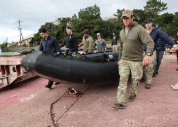Encuentran cinco cuerpos en el mar tras accidente de aeronave estadounidense en Japón