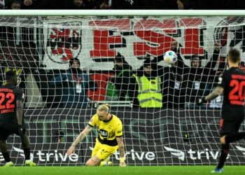 Bayer Leverkusen sigue como líder invicto pese a igualar contra el Dortmund