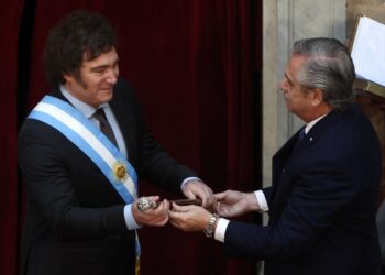 EN VIDEO: Alberto Fernández traspasa la banda presidencial y el bastón a Javier Milei, presidente de Argentina