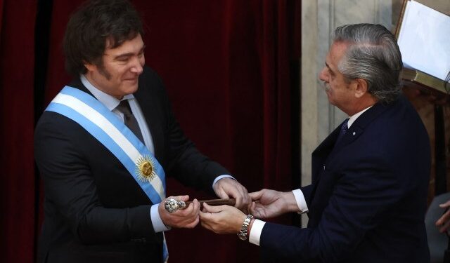EN VIDEO: Alberto Fernández traspasa la banda presidencial y el bastón a Javier Milei, presidente de Argentina