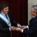 EN VIDEO: Alberto Fernández traspasa la banda presidencial y el bastón a Javier Milei, presidente de Argentina