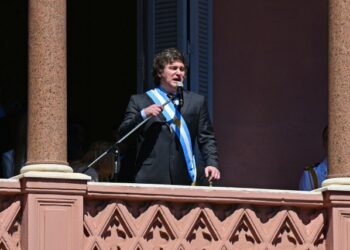 Milei monitorea respuesta a las protestas en sede de la Policía Federal de Argentina