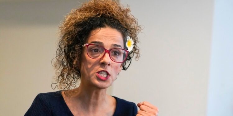 Gobiernos persiguen a periodistas con «represión transnacional»: Freedom House