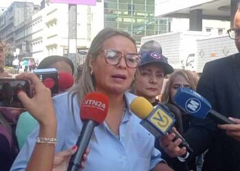 Maestros protestan frente a AN exigiendo incluir en presupuesto nacional una justa alza de salarios al sector educativo