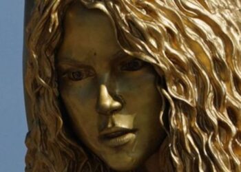 El error de ortografía que tiene la placa de la escultura de Shakira que se inauguró en Barranquilla