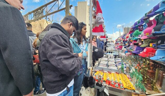 Nueva York ordena el desalojo a los vendedores ambulantes del icónico puente de Brooklyn