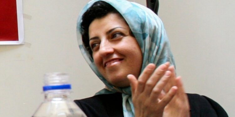 Hijos de la activista iraní Narges Mohammadi reciben el Nobel de la Paz en su nombre