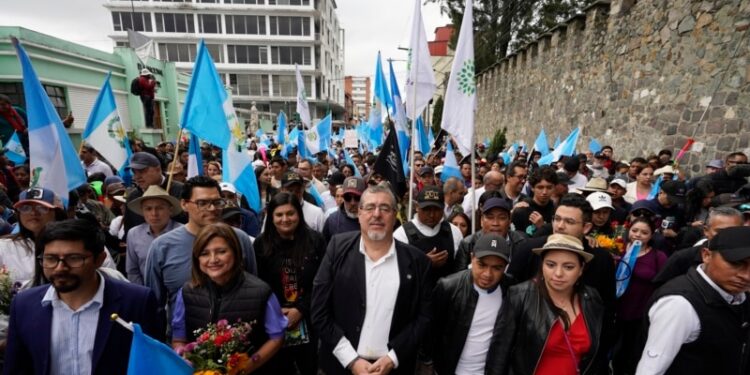 Guatemala: presidente electo encabeza protesta pacífica contra persecución judicial