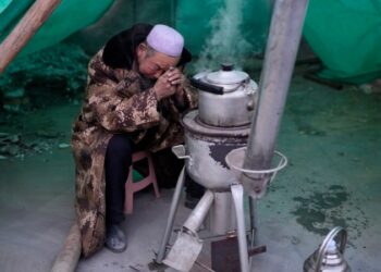 Sobrevivientes del sismo en China sufren temperaturas gélidas mientras lloran a los muertos