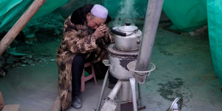 Sobrevivientes del sismo en China sufren temperaturas gélidas mientras lloran a los muertos