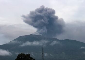 Recuperan cadáveres de 11 escaladores tras erupción de volcán en Indonesia
