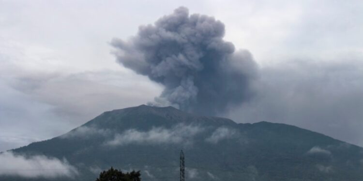 Recuperan cadáveres de 11 escaladores tras erupción de volcán en Indonesia